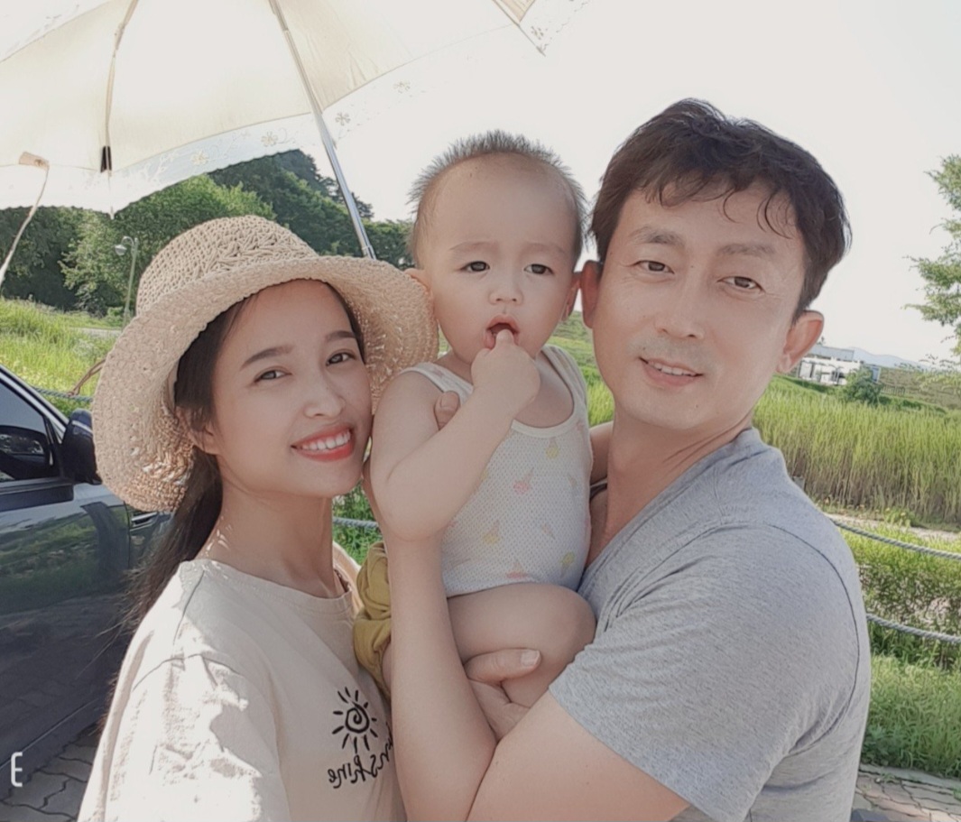 한베커플 대표 부부와 자녀의 가족사진