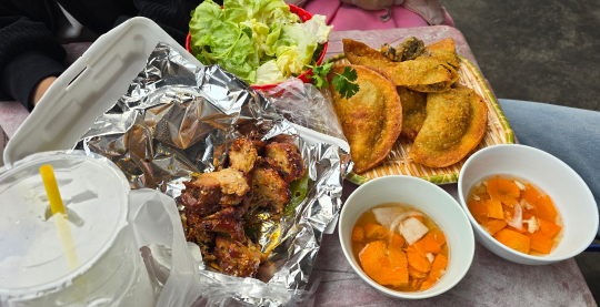 숯불 돼지고기인 짜(Chả)와 반고이(Bánh Gối)