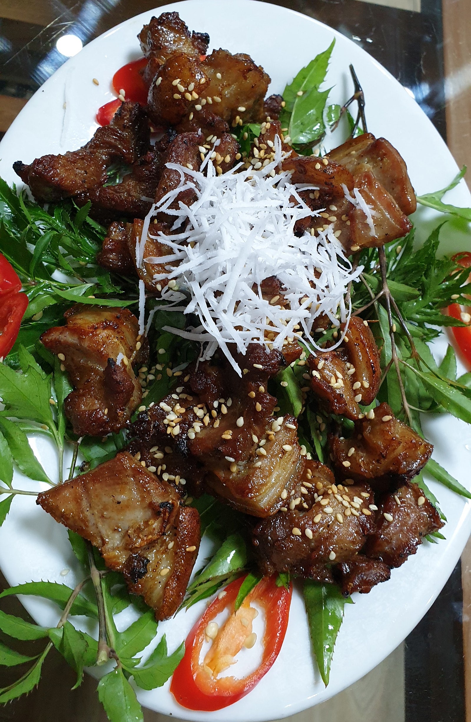 코코넛 채가 올려진 염소고기 구이